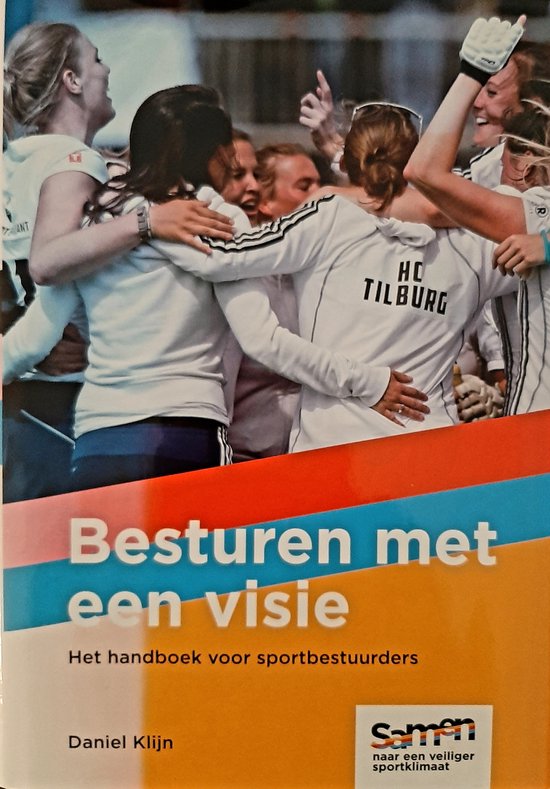 Team van HC Tilburg viert succes, met de tekst 'Besturen met een visie'.