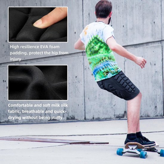 Zwarte beschermende shorts met EVA-padding, gedragen door een skateboarder.