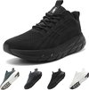 Zwarte sportschoenen met een gestructureerde zool en op de achtergrond kleinere schoenen in groen, zwart en wit.