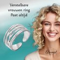 Zilverkleurige verstelbare ring met lijnenpatroon, gedragen door een lachende vrouw met blond haar.