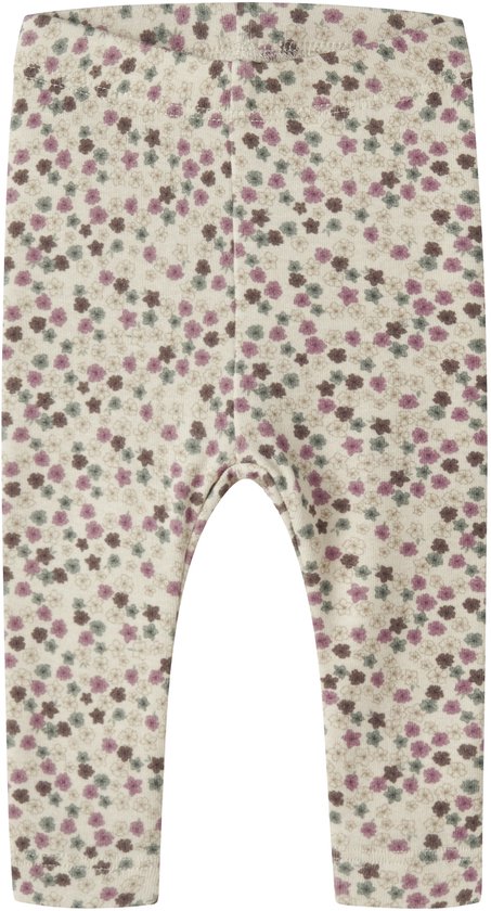 Baby legging in beige met een all-over print van kleine roze, paarse en groene bloemetjes.