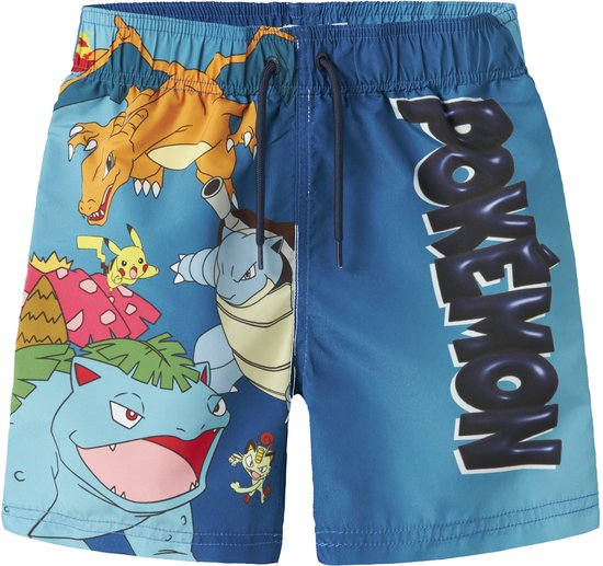 Blauwe zwemshort met Pokémon print: Charizard, Blastoise, Venusaur, Pikachu en "POKÉMON" logo.