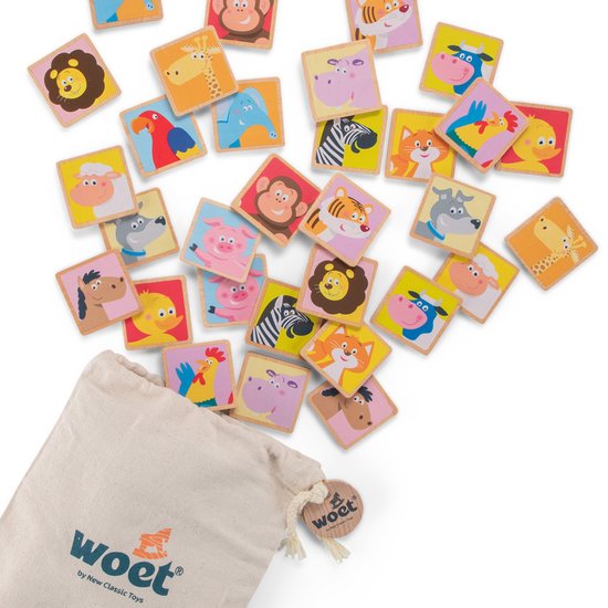 Jouets en bois avec des images d'animaux, dont un lion, un éléphant, un singe, un tigre, un zèbre, un cheval, une girafe, un oiseau et un chien. Une partie est dispersée autour d'un sac en tissu avec le logo 'woet'.