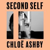 Gedeelde foto van een vrouwengezicht, met de tekst "SECOND SELF CHLOË ASHBY".