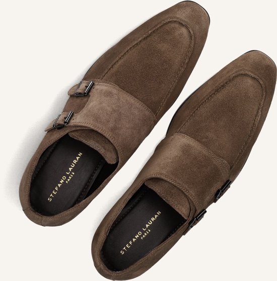 Paar bruine suède monk strap schoenen met dubbele gespen en STEFANO LAURAN PARIS binnenzool.