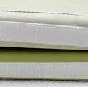 Close-up van lichtgroene en witte foam matten met witte klittenband straps.