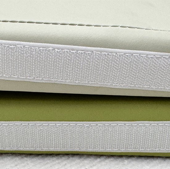 Close-up van lichtgroene en witte foam matten met witte klittenband straps.
