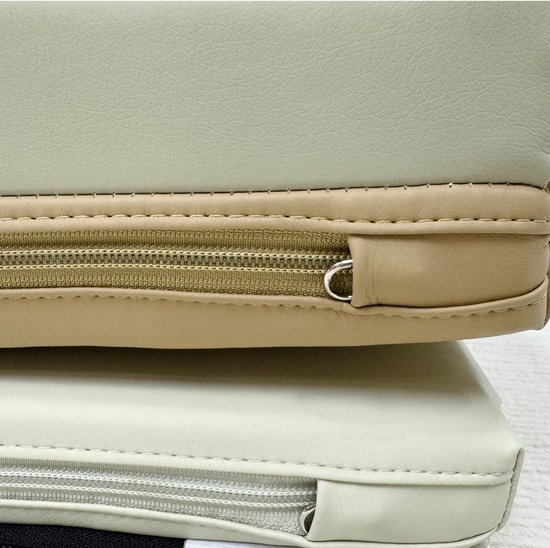 Beige en lichtgroene foam matten opgestapeld met een open rits.
