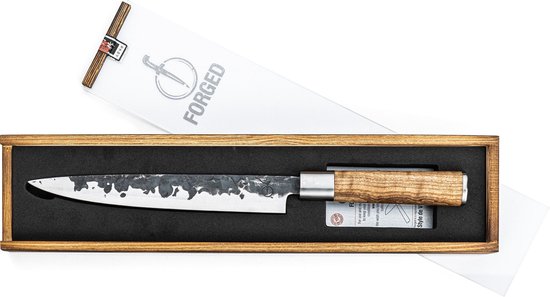 Gesmeed vleesmes met een ruw lemmet en bruin houten handvat, gepresenteerd in een geschenkverpakking met de tekst "FORGED".