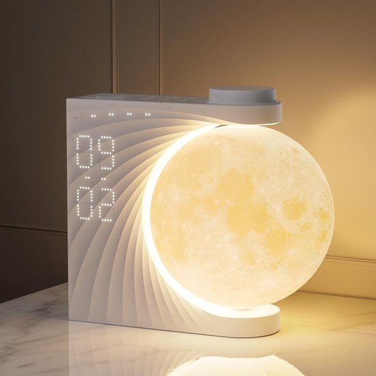 Witte wekker met maanlamp en witte led-tijdweergave. De lamp heeft een golvend design.