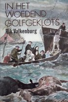 Boekomslag met een illustratie van een boot met zeven personen, vissersboten en de tekst "IN HET WOEDEND GOLFGEKLOTS" en "Rik Valkenburg".