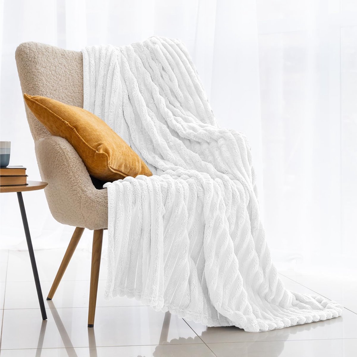Famanu Fleece Plaid 130 x 150 cm - Wit - Pluizig, Zacht & Warm - 1-Persoons