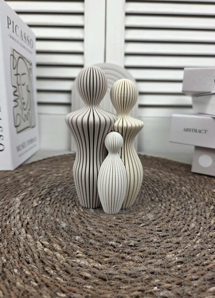 1x - Gezin Familie Beeld - Gezin van 3 personen - Plastic - 3D geprint - Familie beeldjes gezin van 3 - RoNa Design - 14, 13, 8 cm. - Family statue decoration