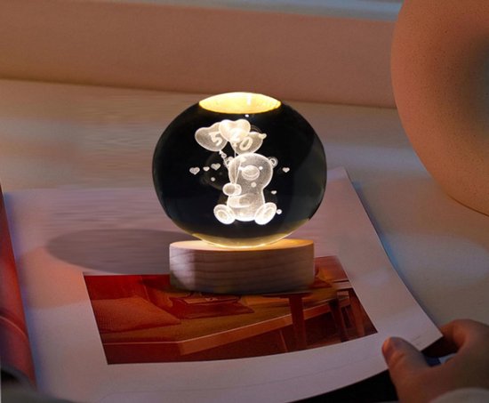 3D Kristallen Bol Nachtlampje - Schattige Beer met een Hartballon - Teddybeer Design Nachtlampje - LED Glazen Hologram Lamp met Massief Houten Basis - Nachtlampje - Cadeau Idee - Verlichting - USB Aansluiting van Allegri Living — afbeelding 5