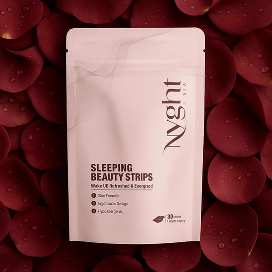 Paarse verpakking van Nyghtt by Sia Sleeping Beauty Strips, omringd door rode rozenblaadjes met waterdruppels.