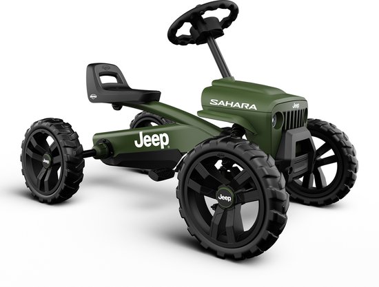 Groene skelter met Jeep-design en zwarte wielen, op witte achtergrond.
