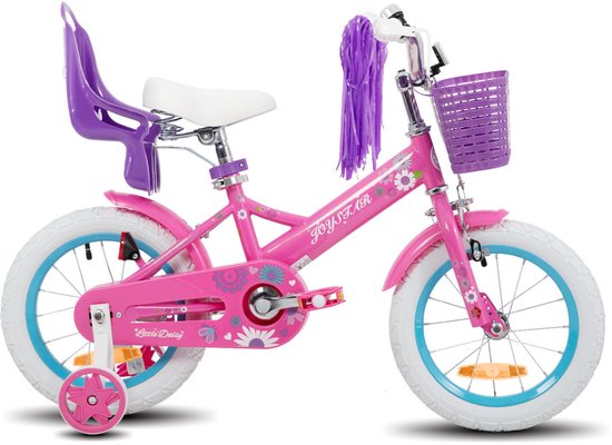 Roze kinderfiets met mandje, poppenzitje, zijwieltjes en paarse franjes aan het stuur.