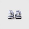 Nike P-6000 sneaker in metallic zilver en indigo, achteraanzicht.