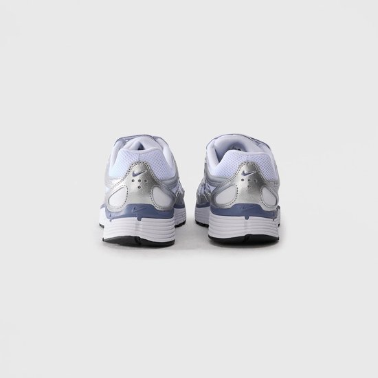 Nike P-6000 sneaker in metallic zilver en indigo, achteraanzicht.
