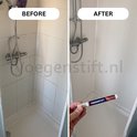 Douchecabine met witte tegels, voor en na behandeling met de voegstift. De voegen zijn fris en schoon.