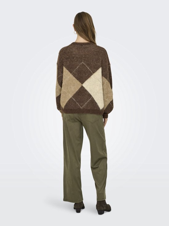 Model van achteren in bruine trui met ruitpatroon, beige en lichtbruin.