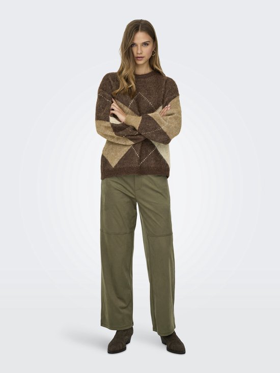 Model van voren in bruine trui met ruitpatroon, beige en lichtbruin.