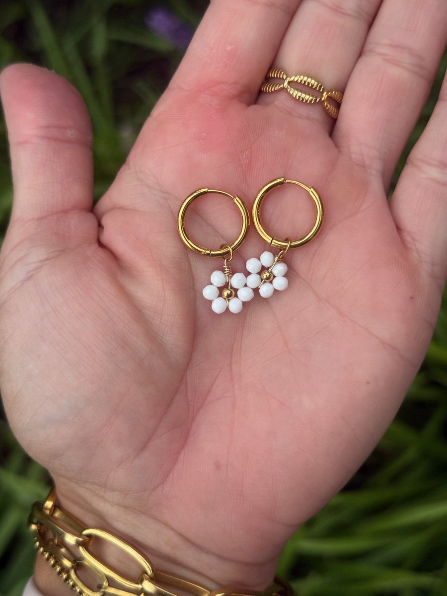 Kinderoorbellen – Stainless Steel - Bloemen oorbellen - Gouden oorbellen meisjes - Meisjes oorbellen - Oorbel ringetjes bloem – Oorbel hanger kralen bloem- Cadeautje meisje - Oorbel bloem wit