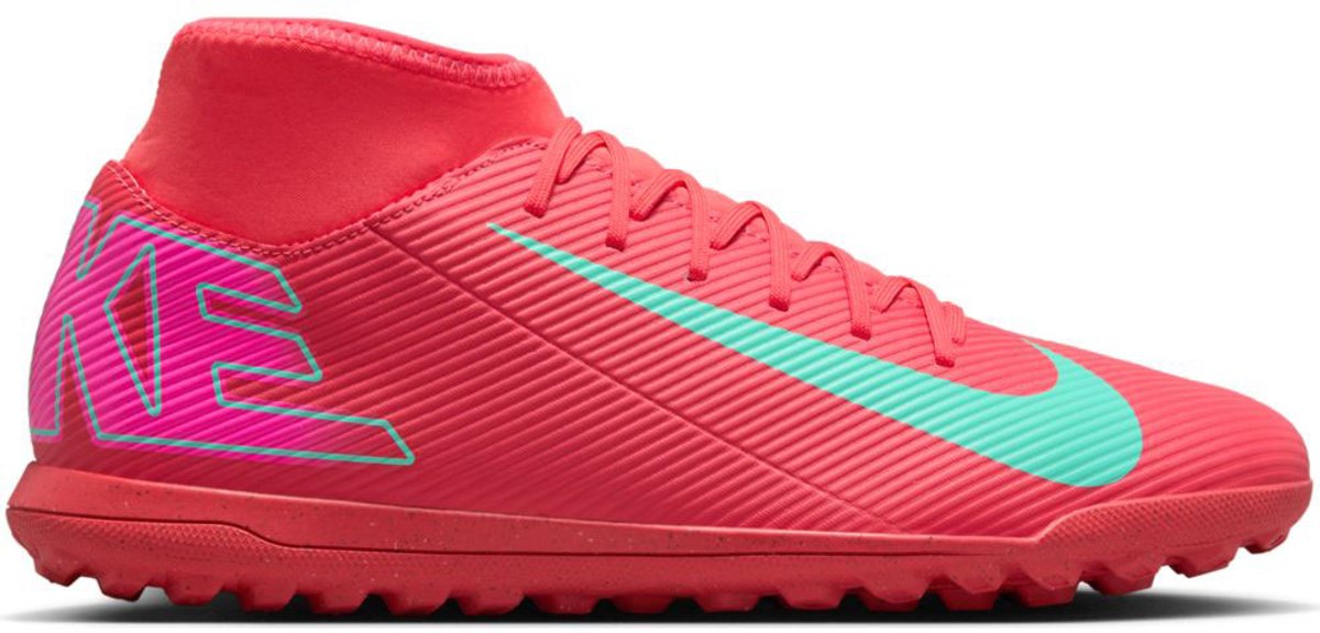 Rode Nike Mercurial Superfly 10 Club voetbalschoenen EU 46 met groene swoosh en hoge kraag voor snelheid op het veld.