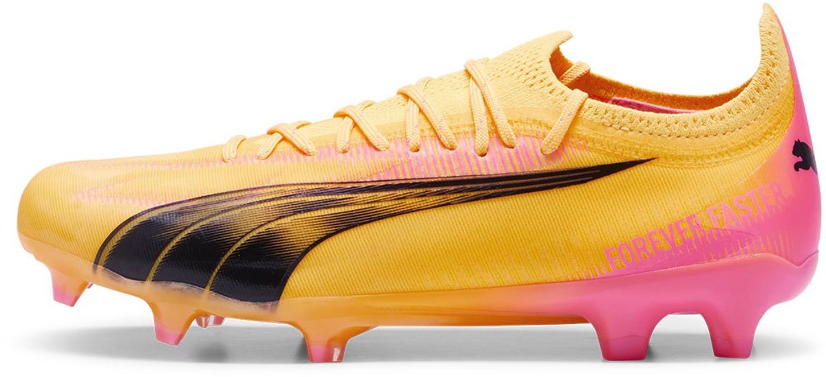 Geel Puma Ultra Ultimate FG/AG voetbalschoenen met zwart en roze details, ontworpen voor snelheid en acceleratie.