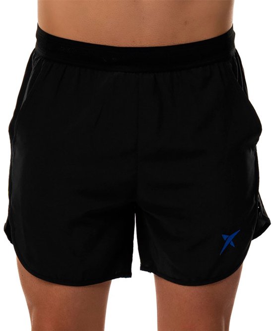 Zwarte sportshort voor heren met steekzakken en een blauw logo op de linkerpijp.