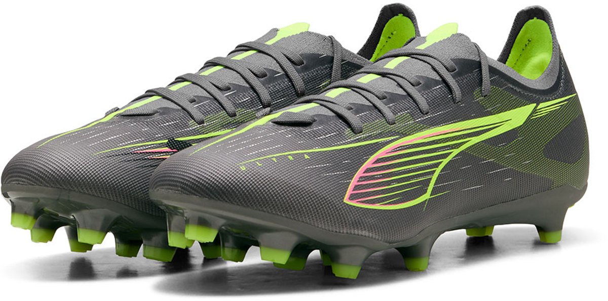 Puma Ultra 5 Match FG/AG voetbalschoenen in grijs met groene accenten, ontworpen voor snelheid op stevige en kunstgrasvelden.