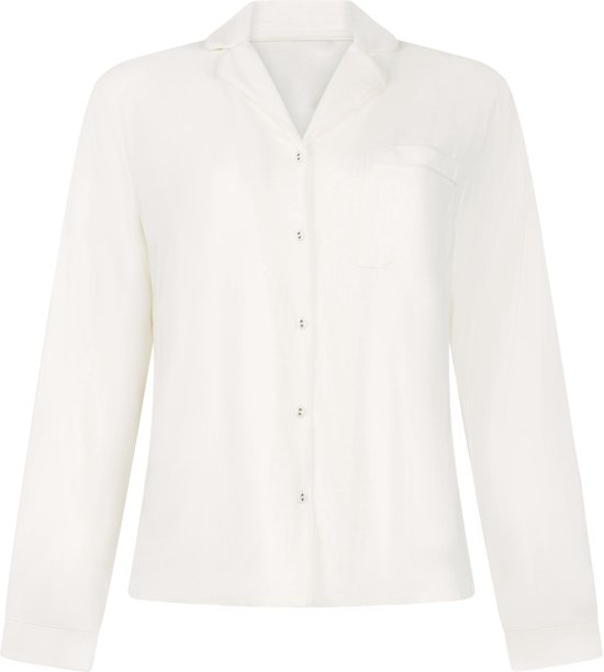 Voorkant van het crèmewitte pyjamashirt met knopen, kraag en borstzak.