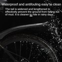 Een zwart fietsspatbord dat opspattend water opvangt, met de tekst 'Waterproof and antifouling easy to clean'.