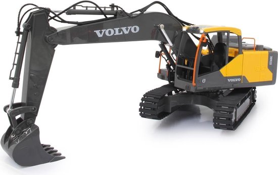 Grijze en gele Volvo graafmachine op witte achtergrond.