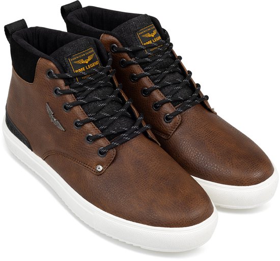 Twee bruine mid-top sneakers met zwarte veters en witte zolen, met logo op de zijkant.