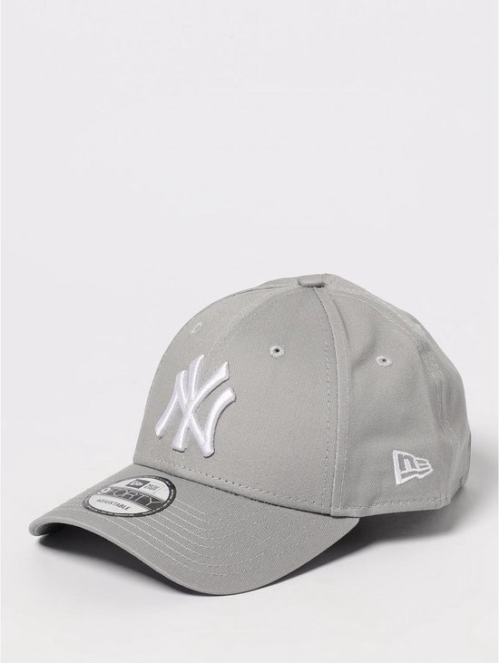 Grijze New Era 9FORTY pet met wit New York Yankees logo op de voorkant en New Era logo op de zijkant.
