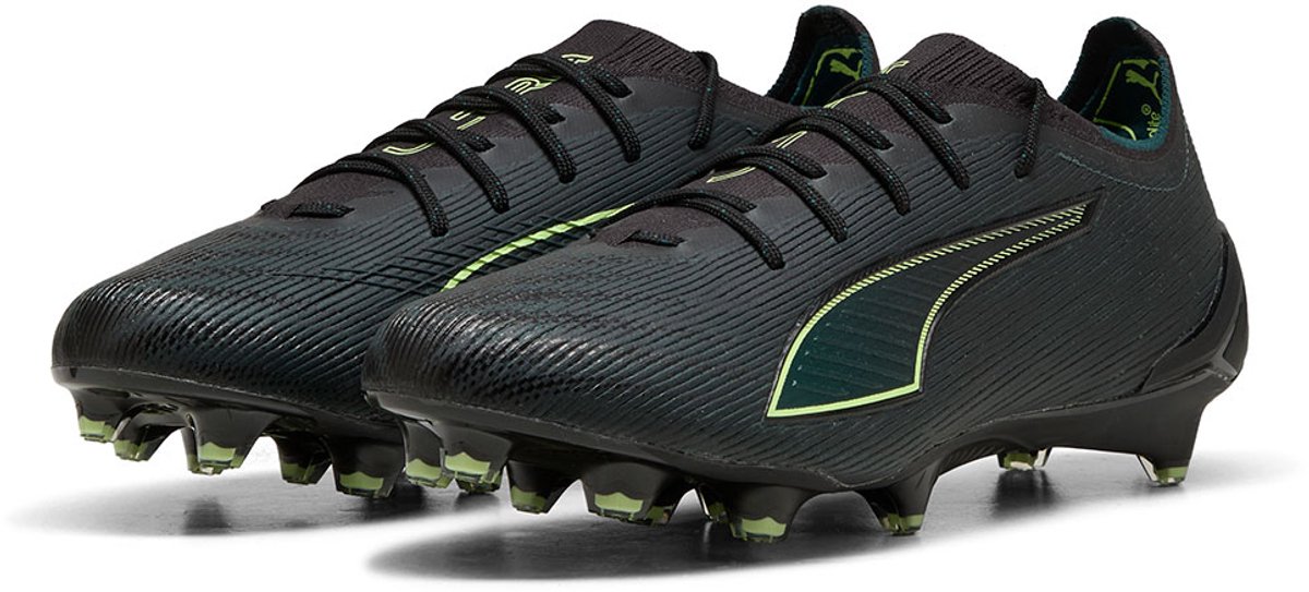 Puma Ultra 6 Ultimate FG voetbalschoenen in zwart, EU 46, met technisch mesh bovenwerk en groene accenten.