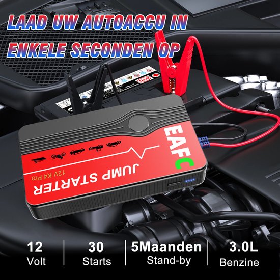 Rode EAFC jump starter (12V K4 Pro) laadt autoaccu op, met rode en zwarte klemmen aangesloten op accu.