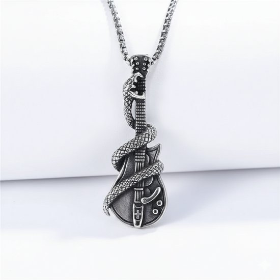 Zilverkleurige schakel ketting voor heren met gitaar en slang hanger – stoere ketting voor heren – metalen hanger in rockstijl