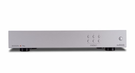Zilverkleurige Audiolab 6000N Play streamer met 6 preset-knoppen en aan/uit-knop.