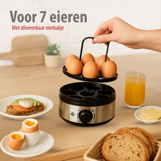 Hand haalt een zwart eierrekje met zes bruine eieren uit een zilverkleurige eierkoker.