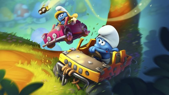 Twee smurfen racen in kleurrijke karts door een bosrijke omgeving met paddenstoelenhuisjes.
