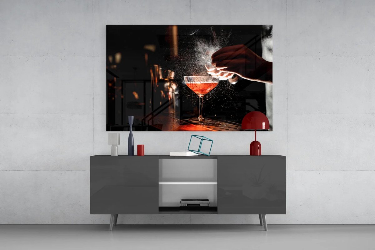 Glasschilderij - Cocktail in Barlicht - Moderne Wanddecoratie - 110x70 cm
