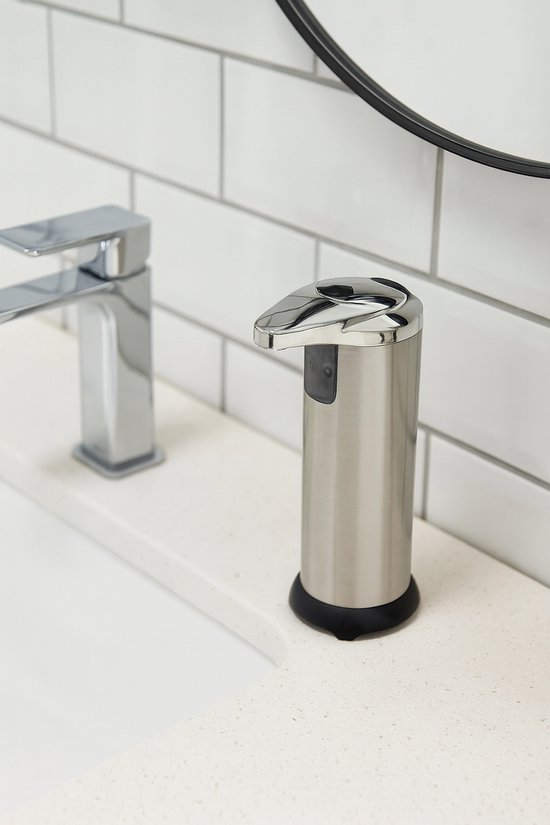 RVS automatische zeepdispenser op een badkamertoilet.