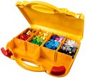 Open gele LEGO Classic koffer met vakjes gevuld met gekleurde LEGO stenen.