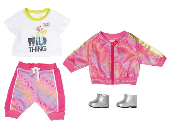 BABY born roze trainingspak: wit t-shirt met 'WILD THING', roze broek, roze jack en zilveren laarsjes.