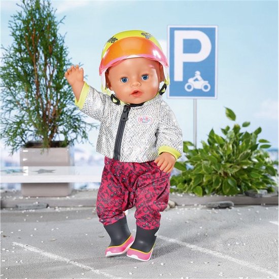 BABY born pop met limegroene helm, roze vizier, zilvergrijze jas en roze broek met patroon.