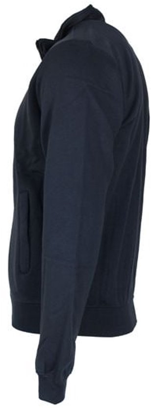 Zijaanzicht van een donkerblauwe sweater met opstaande kraag en ritssluiting.