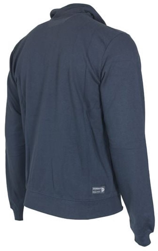 Achterkant van een donkerblauwe sweater met opstaande kraag, ritssluiting en label.