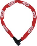 Rood ABUS kettingslot met witte 'ABUS' logo's, in een lus gelegd.